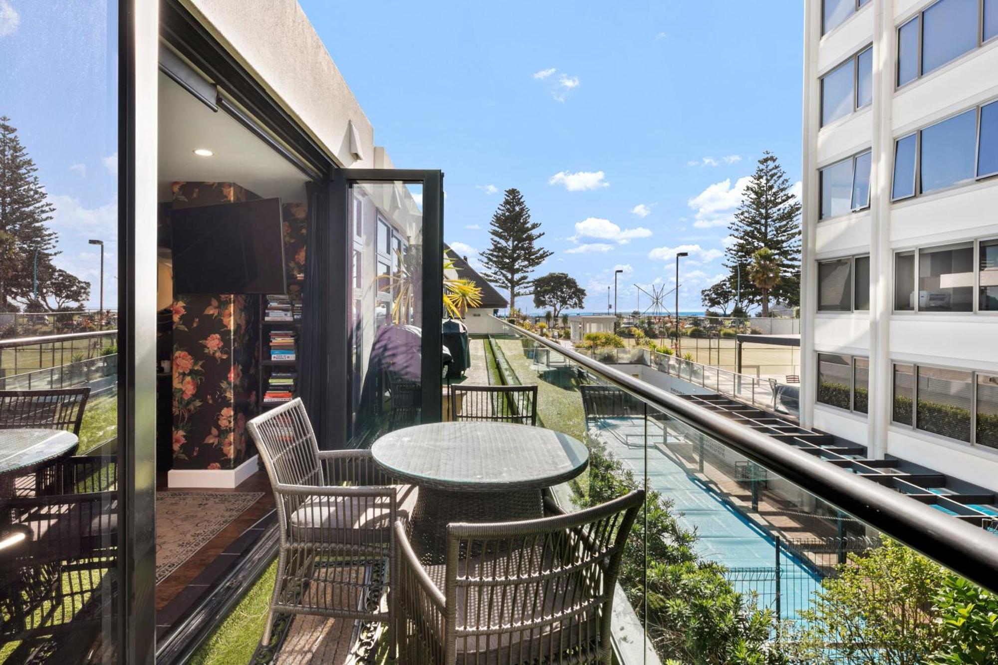 Marvelous Downtown Apartment Moments From Main Beach With Heated Pool, Gym And Parking Mount Maunganui Exterior photo